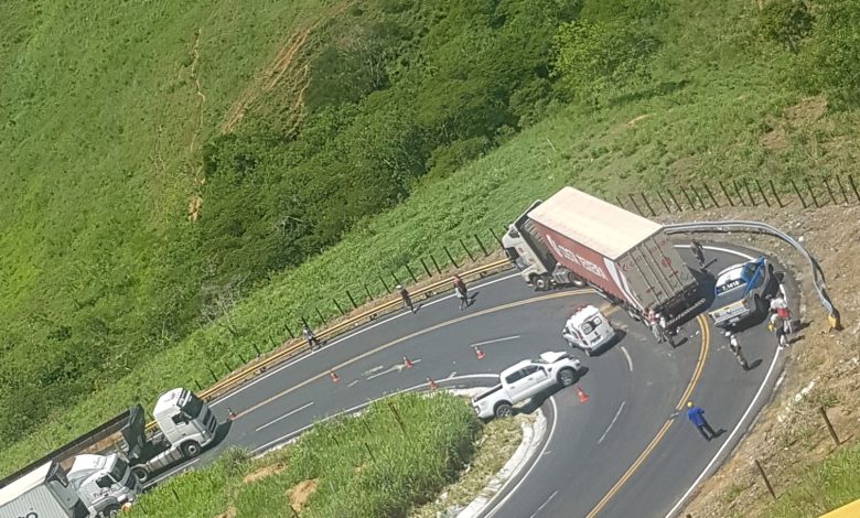 Photo of Veículos se envolvem em acidente e ficam atravessados na Serra do Marçal