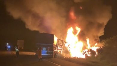 Photo of Carreta pega fogo em acidente com caminhão na BR-116 em Poções; confira o vídeo