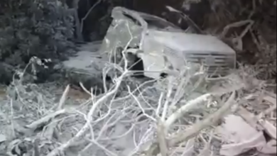 Photo of Vídeo mostra caminhão que caiu de ribanceira entre Inhobim e Encruzilhada; assista