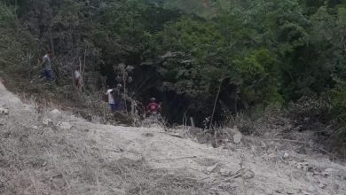 Photo of Caminhão cai em ribanceira entre Inhobim e Encruzilhada