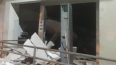 Photo of Homens armados explodem caixa eletrônico e roubam cofre de banco na Bahia