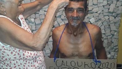 Photo of Brasil: Aos 61 anos, calouro da UFPA tem cabelo cortado pela mãe e foto viraliza na internet