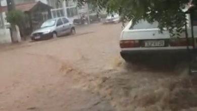 Photo of Forte chuva alaga ruas em Brumado; assista