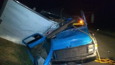 Photo of Uma pessoa morre e outra fica ferida após caminhão tombar na BR-116 em Brejões