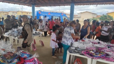 Photo of Polícia Militar faz entrega de material escolar no Vila Sul e Vila Bonita