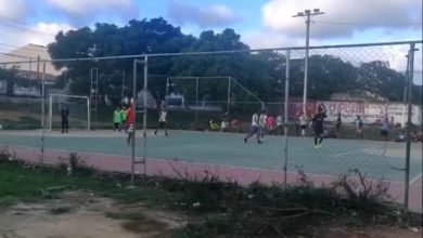 Photo of Isolamento social: polícia flagra grupo jogando bola na Vila Serrana e encerra o baba; assista