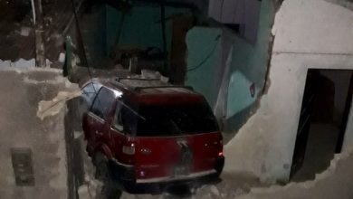 Photo of Carro invade casa no Aparecida e mulher fica ferida nos escombros