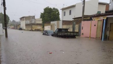 Photo of Forte chuva alaga ruas em Conquista nesta sexta; confira o vídeo