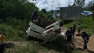 Photo of Caminhão sai da pista, capota e duas pessoas morrem na Bahia