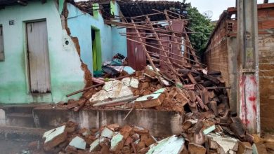 Photo of Parte de casa desaba e ruas ficam danificadas após forte chuva em Brumado