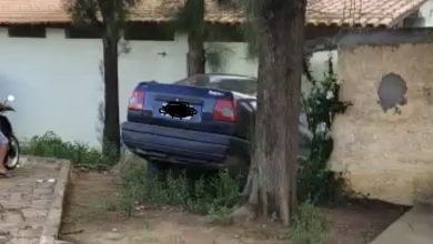 Photo of Carro desengrenado desce ladeira e bate em muro de escola na Urbis 1; confira o vídeo
