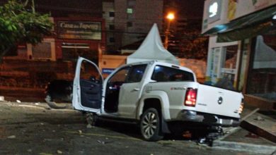 Photo of VÍDEO: Após batida, carros vão parar em estacionamento de supermercado na Olívia Flores