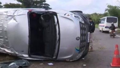Photo of Bahia: Van capota em rodovia e passageiros ficam feridos