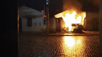 Photo of Carro desgovernado bate em casa e pega fogo em Jequié
