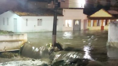 Photo of Grande quantidade de água invade ruas e casas em Itaquara