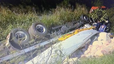 Photo of Caminhão tomba na Serra da Marçal e duas pessoas ficam presas às ferragens