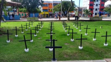 Photo of Bahia: Grupo coloca cruzes em praça para alertar número de mortes com covid