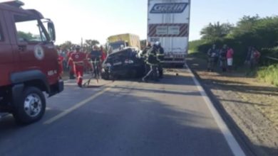 Photo of Bahia: Duas pessoas morrem e duas ficam feridas após carro ser imprensado por dois caminhões na BR-116