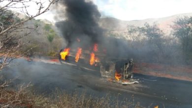 Photo of Caminhão-tanque tomba e pega fogo em rodovia da região; confira o vídeo