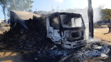 Photo of Caminhão pega fogo após batida com carreta na BR-116; uma pessoa ficou ferida