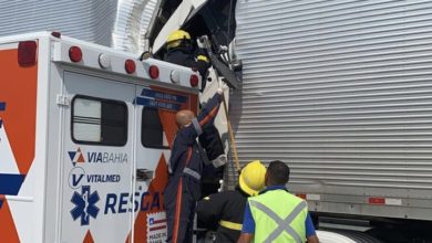 Photo of Próximo a Conquista: Duas carretas se envolvem em acidente na BR-116 e motorista fica preso às ferragens