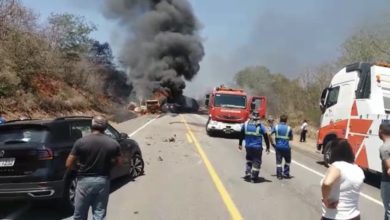 Photo of Vídeo: Uma pessoa morre após grave acidente envolvendo três carretas na BR-116; veículos pegaram fogo