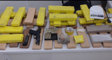 Photo of 40kg de drogas e pistola da polícia são apreendidos dentro de casa em Conquista