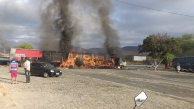 Photo of Carreta pega fogo na BR-116 próximo a Boa Nova
