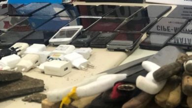 Photo of Celulares, facas e bíblias com anotações do tráfico de drogas são achados em celas de conjunto penal na Bahia