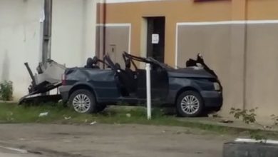 Photo of Bahia: Ao fugir da polícia, motorista embriagado bate em carreta, atinge muro e tem teto de carro arrancado