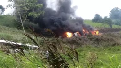 Photo of Carreta pega fogo após bater com caminhonete e ônibus no sul da Bahia