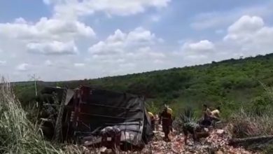 Photo of Vídeo: Caminhão com carga de cerveja tomba próximo a Conquista e carga é saqueada; assista
