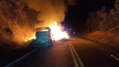 Photo of Região: Carreta pega fogo na BR-116 e rodovia fica totalmente interditada; veja o vídeo