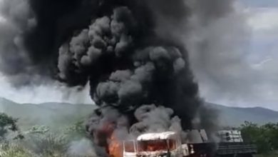 Photo of Região: Carreta pega fogo na BR-116 e trava rodovia; assista