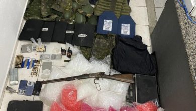 Photo of Polícia encontra armas, munições e drogas em pousada de Porto Seguro