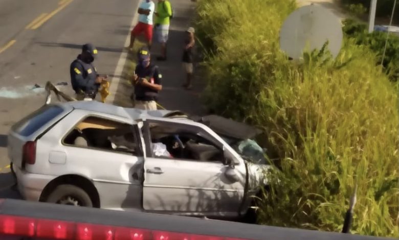 Photo of Duas pessoas morrem após acidente entre carro e caminhão no sul da Bahia