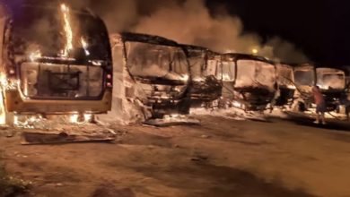 Photo of Sete ônibus, uma van e motocicletas ficam destruídos após incêndio em Barra do Choça; assista