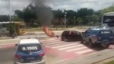 Photo of Homem ateia fogo na própria moto após ser parado em blitz na Bahia