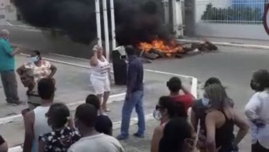 Photo of Região: Servidores fazem protesto para cobrar pagamento do décimo terceiro; prefeito dá prazo para pagamento