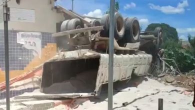 Photo of Bahia: Caminhão desgovernado invade agência dos Correios e motorista fica ferido ao pular do veículo