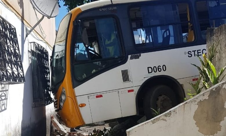 Photo of Micro-ônibus bate em muro e invade condomínio na Bahia