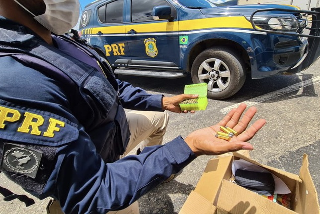 Photo of Polícia encontra quase 40 munições dentro de meia em ônibus em Jequié