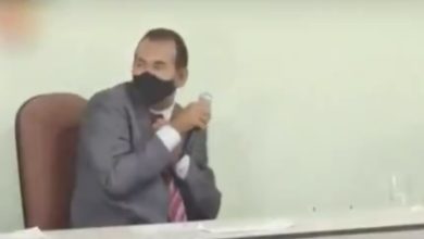 Photo of Vídeo: Enxada é arremessada em direção de prefeito durante posse na Bahia; assista