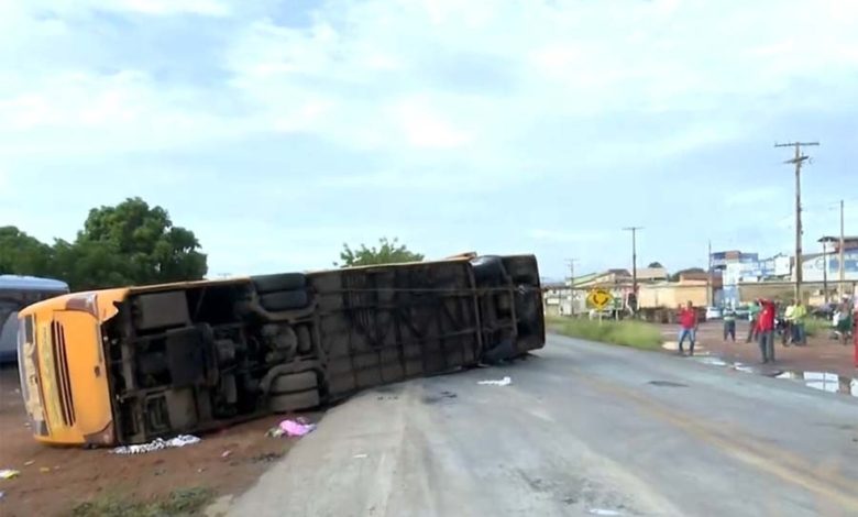 Photo of Cinco pessoas morrem e mais de 20 ficam feridas após ônibus tombar na Bahia