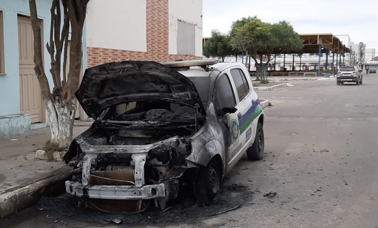 Photo of Homens incendeiam viaturas e outros carros em pátio da PM em Barra do Choça