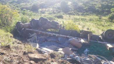 Photo of Duas pessoas morrem após carreta capotar na região