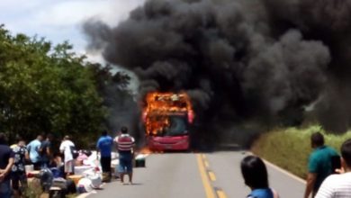Photo of Ônibus pega fogo e fica destruído após pneu estourar na Bahia; pista está totalmente interditada