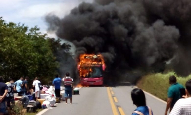 Photo of Ônibus pega fogo e fica destruído após pneu estourar na Bahia; pista está totalmente interditada