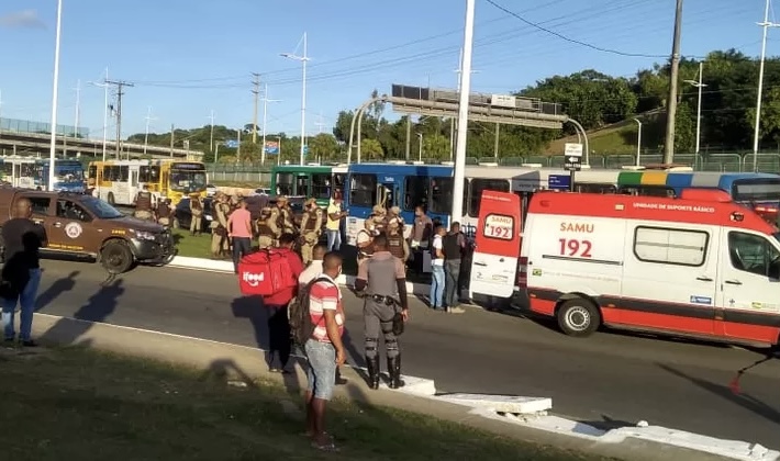 Photo of Homem é morto a tiros logo após assaltar ônibus na Bahia