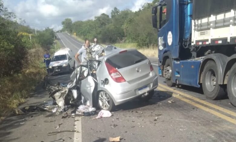 Photo of Chapada: Uma pessoa morre e outra fica gravemente ferida após acidente entre carro e caminhão com cerveja